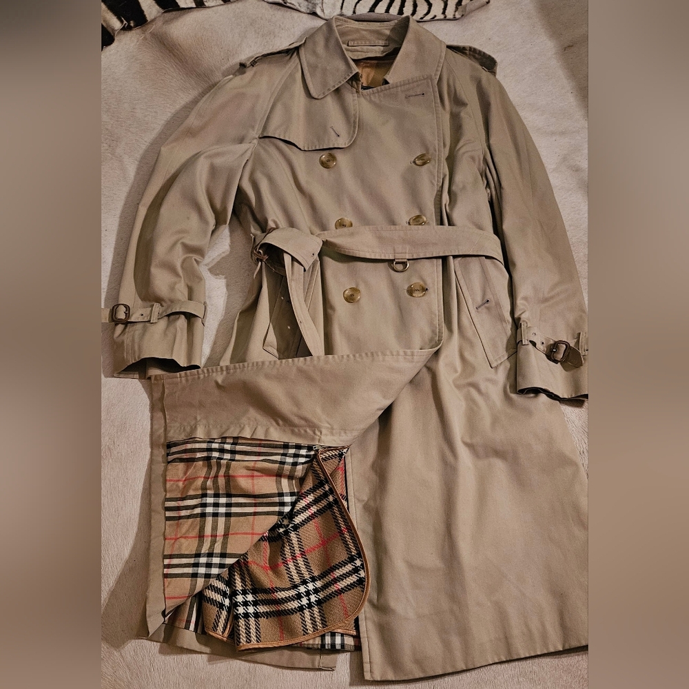 Mens Clsssic Trench Coat With Zip Out Lining. Great Condition Size Large